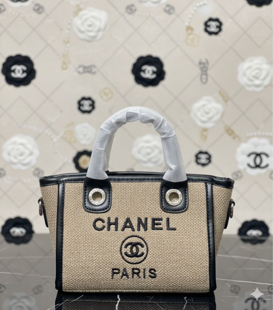 Chanel Elegant Shoulder Bag – Classic Sophistication in Every Detail