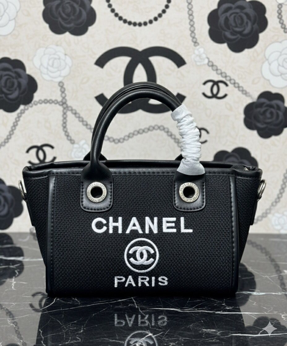 Chanel Elegant Shoulder Bag – Classic Sophistication in Every Detail