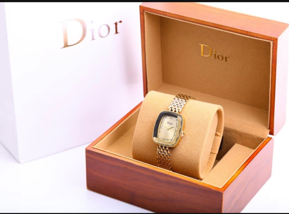 “Dior Ladies Luxury Accessory – Paris Fashion House”
